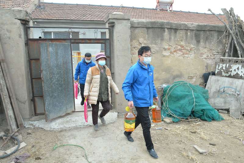 華全動力黨支部一行向困難群眾送去花生油、大米和美酒禮盒等禮品