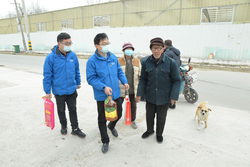 華全動力黨支部一行向困難群眾送去花生油、大米和美酒禮盒等禮品