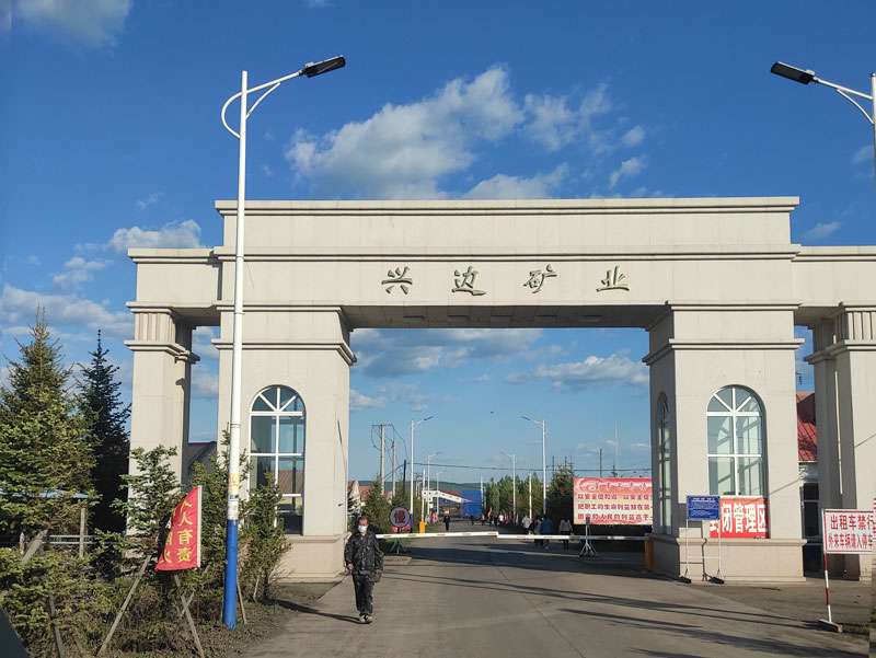 走進黑龍江某礦業公司，華全工作人員調試2400千瓦高壓并機發電機組