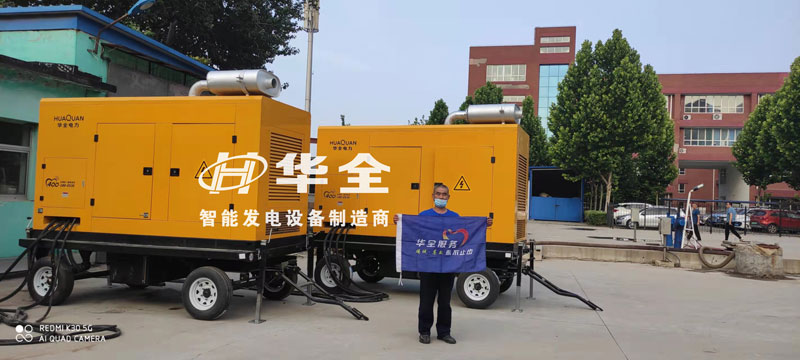 華全工作人員調(diào)試兩臺400千瓦靜音發(fā)電機(jī)組